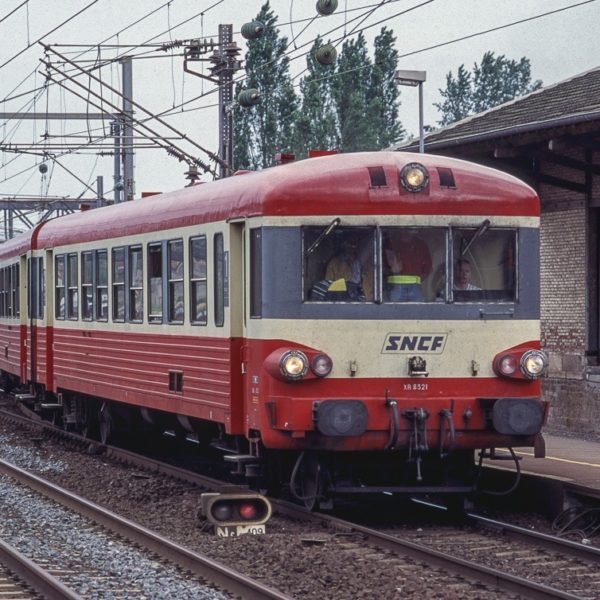 Mise à quai en gare de Varangéville de l'élément de type X4350 qui assurera le train 62533 à destiation de Remiremont. Notez les autres EAD stationnés dans les garages en arrière-plan.