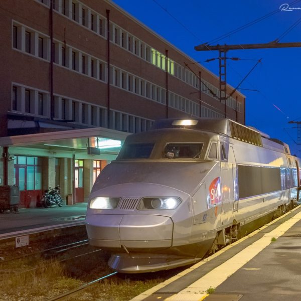 La rame TGV-PSE 23183/4 (92) est photographiée en gare de Douai alors qu'elle assure le train 7148 Valenciennes - Paris. (Sony A7ii + 55mm ; 1/20s f4.5 6400iso)