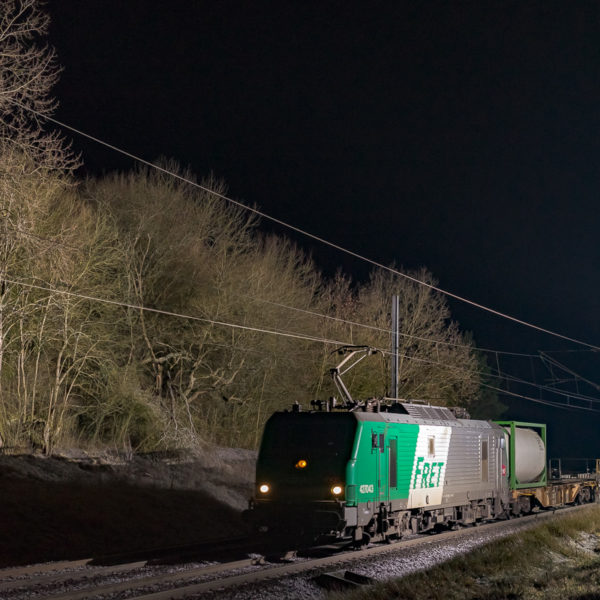 La BB27043 est photgraphiée en tête de l'autoroute ferroviaire Britannia à destination de Calais. La BB27043 est photgraphiée en tête de l'autoroute ferroviaire Britannia à destination de Calais.