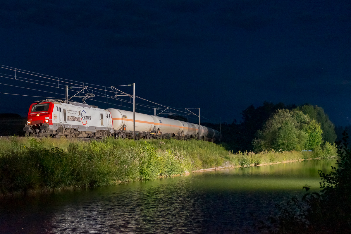Train de gaz à destination des installations de Carling emmené par une E37500 d'Europorte.