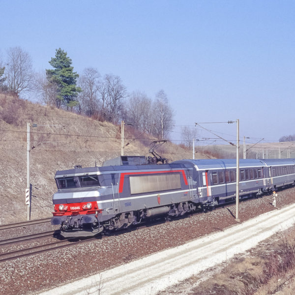 Le quotidien des années 1990 avec cette BB15000 en tête d'un Strasbourg-Paris en rame Corail Le quotidien des années 1990 avec cette BB15000 en tête d'un Strasbourg-Paris en rame Corail