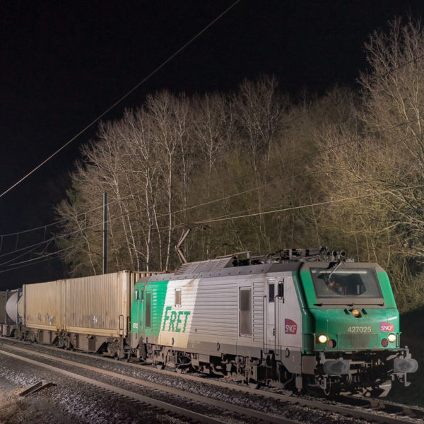 La BB27025 est photographiée en tête d'un train intermodal Bettembourg - Le Boulou. La BB27025 est photographiée en tête d'un train intermodal Bettembourg - Le Boulou.