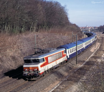 La BB15017 (Saint-Avold) assure la traction du train 1604 Strasbourg — Paris. Février 2006.