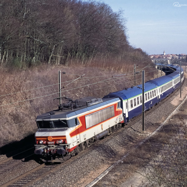 La BB15017 (Saint-Avold) assure la traction du train 1604 Strasbourg — Paris. Février 2006. La BB15017 (Saint-Avold) assure la traction du train 1604 Strasbourg — Paris. Février 2006.