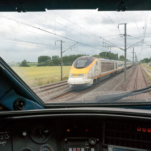 Je suis à l'arrêt à l'évitement de Wannehain avec une rame TGV vide pour Lille. L'occasion de photographier une rame TMST assurant un Londres - Bruxelles. Je suis à l'arrêt à l'évitement de Wannehain avec une rame TGV vide pour Lille. L'occasion de photographier une rame TMST assurant un Londres - Bruxelles.