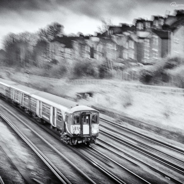CC-1082-13 Flou filé partiel d'un train de banlieue se dirigeant vers le sud de Londres.