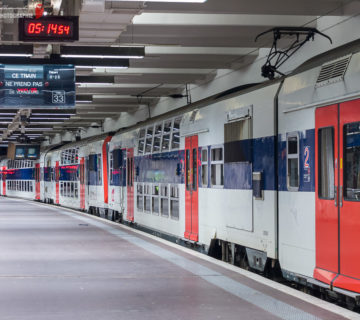 Une unité multiple de Z20500 à quatre caisses stationnent en gare de Paris-Nord.