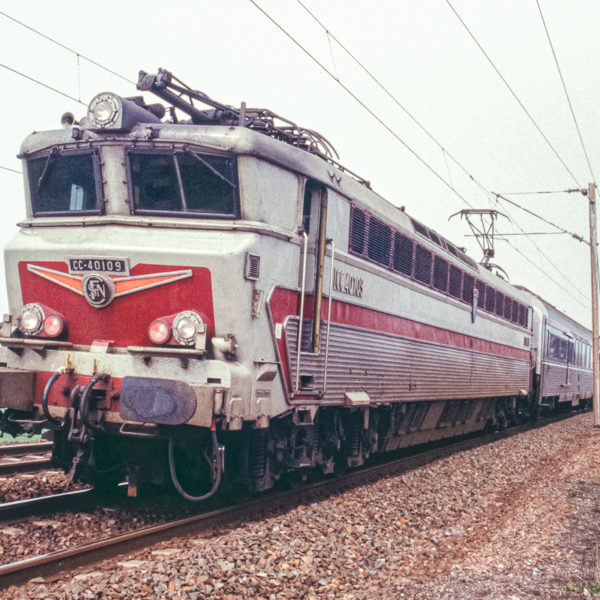 Arrêt en pleine voie pour la CC40109 en tête du TEE 82 "Etoile du Nord" Amsterdam - Paris Arrêt en pleine voie pour la CC40109 en tête du TEE 82 "Etoile du Nord" Amsterdam - Paris