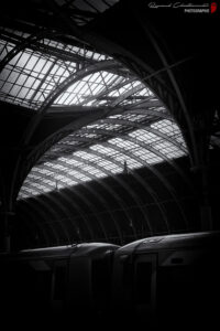 Détail de la marquise le gare de Londres Paddington et reflet sur le toit d'une automotrice.