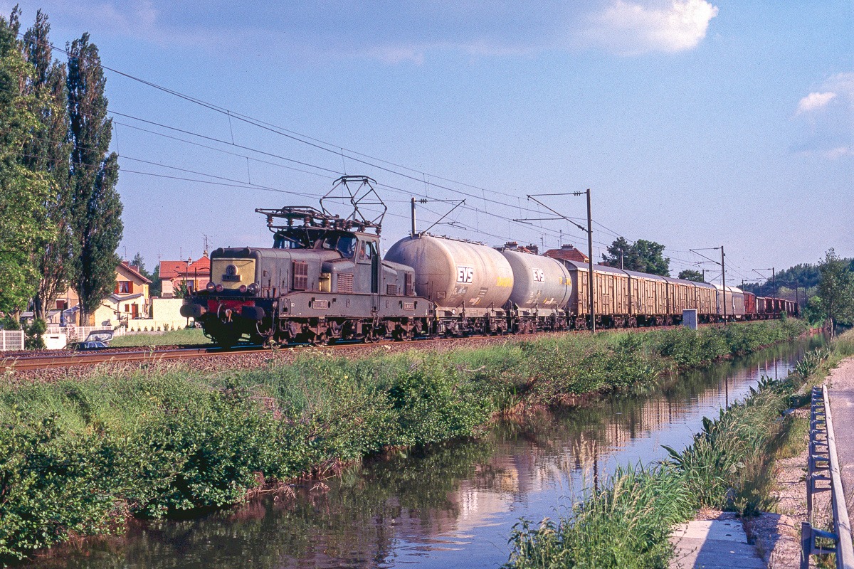 Train de marchandises des années 90 avec une BB12000 en tête.