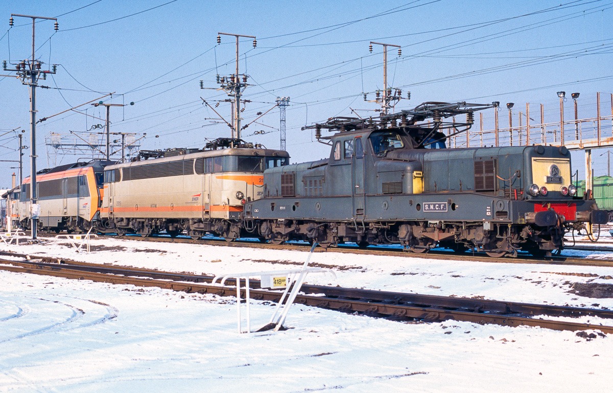 Trois locomotives stationnent à Blanville alors que la neige recouvre les voies.