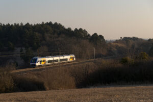 Un train régional reliant Bar-le-Duc à Metz traverse le paysage caractéristique de la vallée du Rupt-de-Mad.