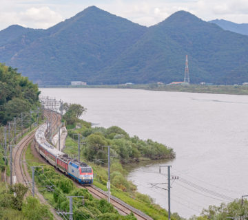Une machine au look très européen est photographiée en tête d'un train de voyageurs coréen.