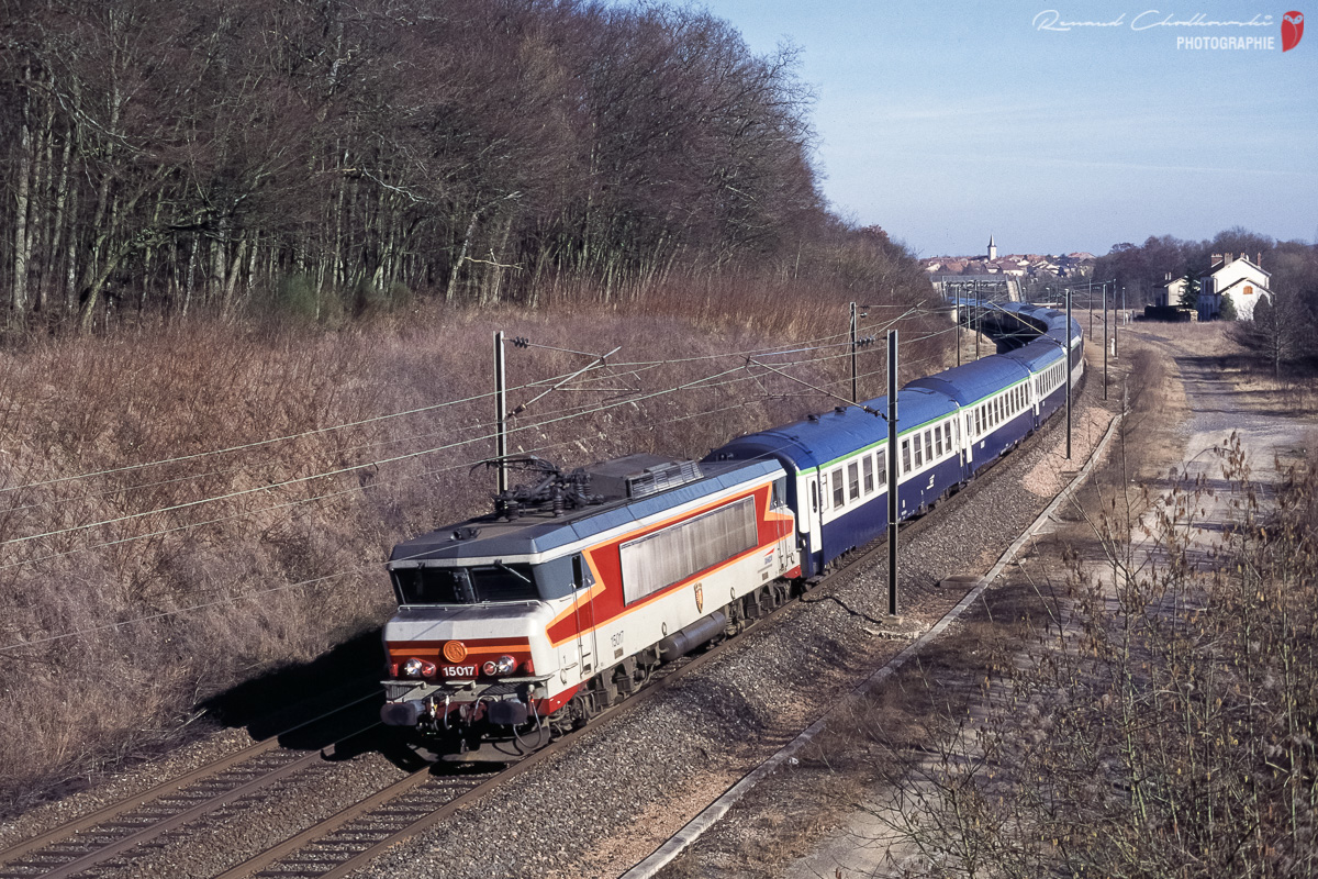 La BB15017 (Saint-Avold) assure la traction du train 1604 Strasbourg — Paris. Février 2006.