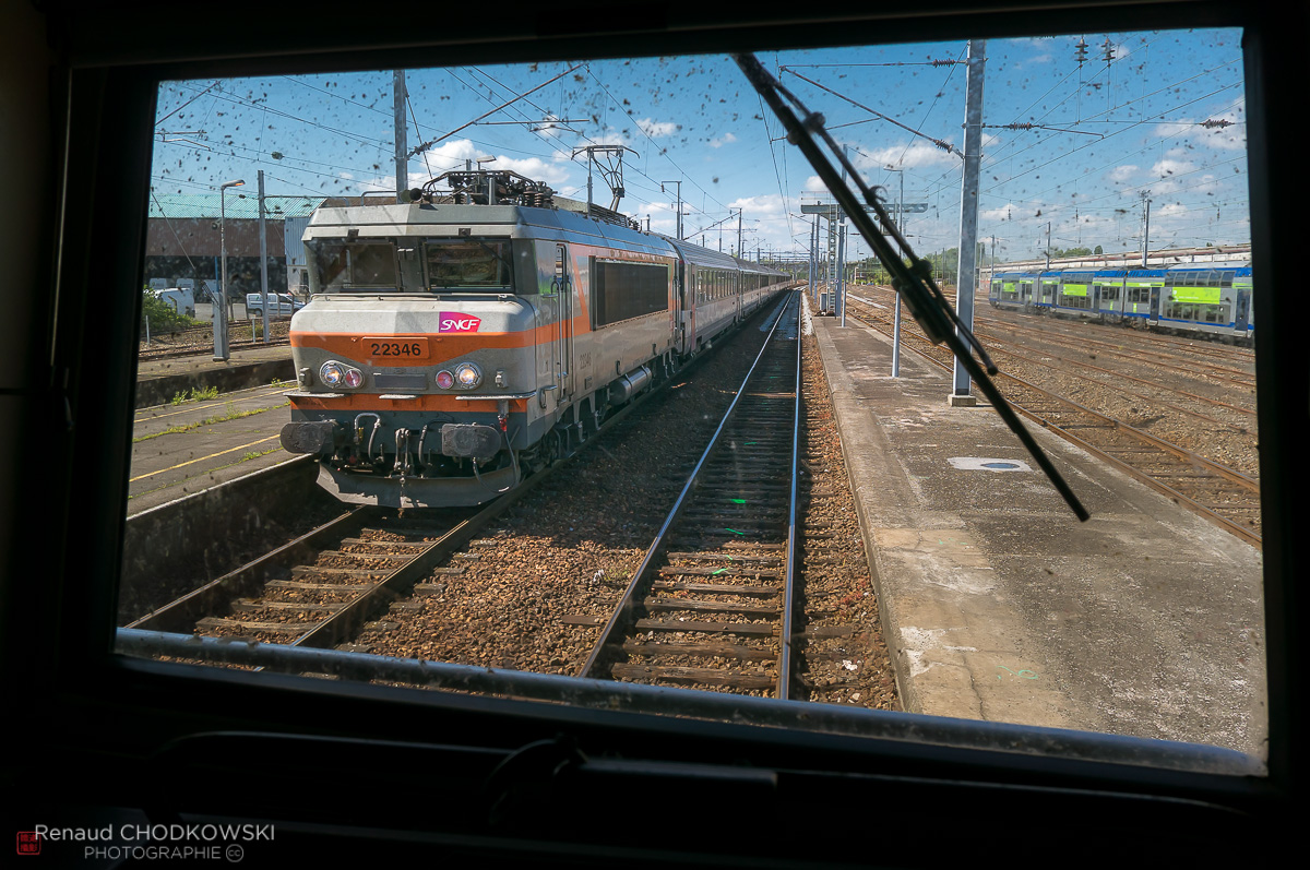 La gare de St-Quentin est baignée par un beau soleil alors qu'arrive la BB22346 et son train corail à destination de Maubeuge.