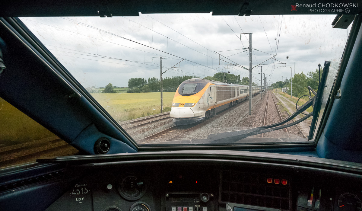 Je suis à l'arrêt à l'évitement de Wannehain avec une rame TGV vide pour Lille. L'occasion de photographier une rame TMST assurant un Londres - Bruxelles.