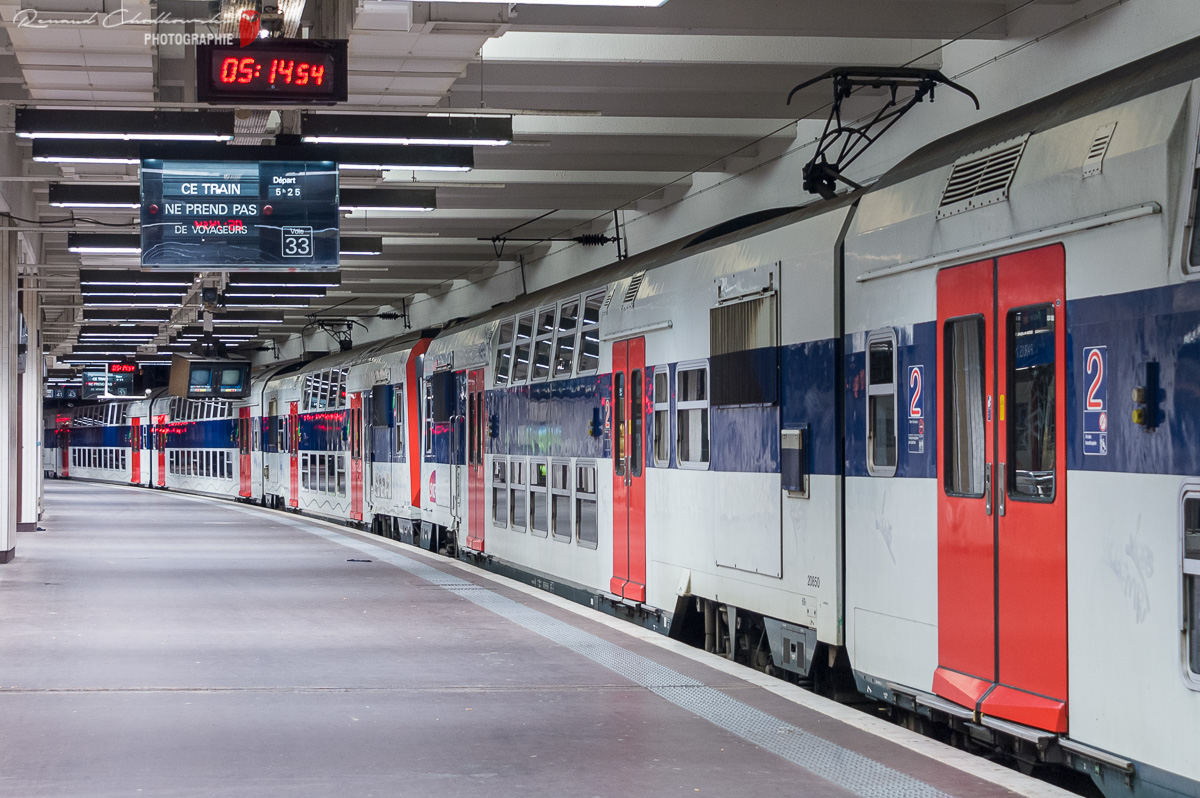 Une unité multiple de Z20500 à quatre caisses stationnent en gare de Paris-Nord.