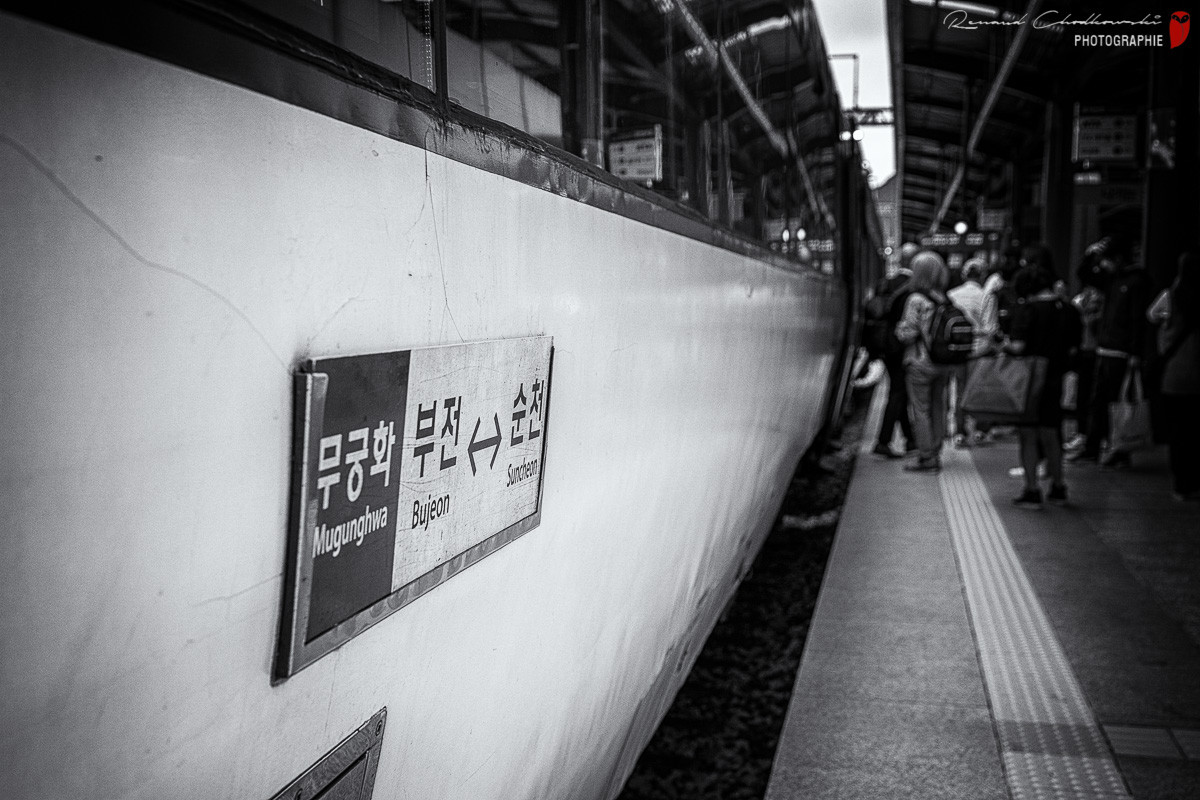 Embarquement des voyageurs dans un train Bujeon — Suncheon (Corée du Sud)