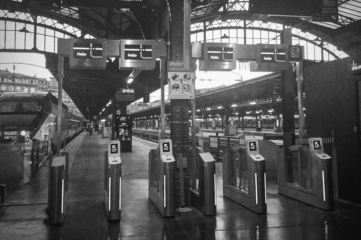 Vue monochrome de la gare de Paris-Est.