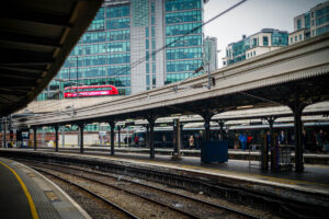 Un bus rouge anglais passe à proximité de la gare de Londres Paddington.