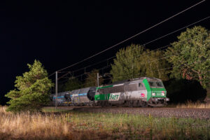 Photo nocturne d'un train de marchandises